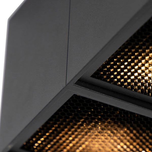 Detailaufnahme einer Deckenleuchte mit Wabengitter