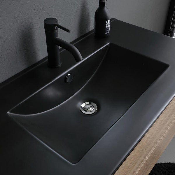 Schwarzes Waschbecken mit Armatur auf Waschtisch