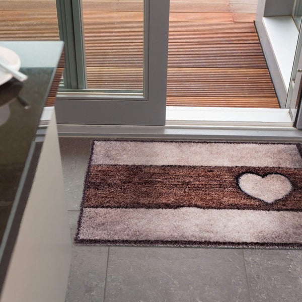 Fußmatte mit Streifenmuster und Herz vor einer Terrassentür