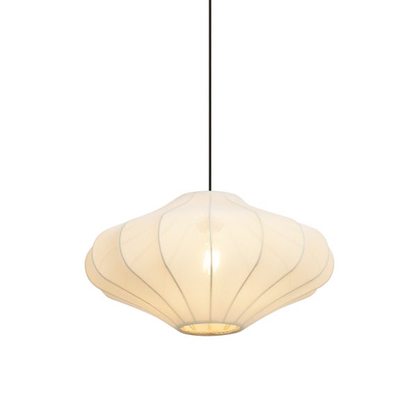 Pendelleuchte mit organisch geformtem, weißem Stoffschirm und schwarzem Kabel, beleuchtet.