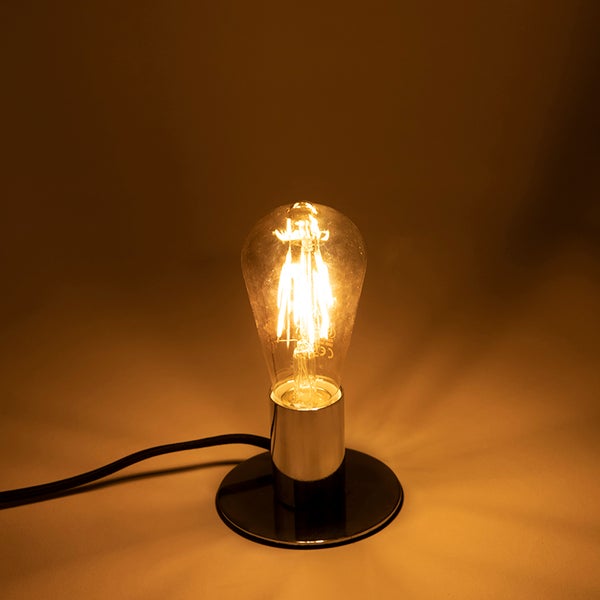 LED-Filament-Leuchtmittel in Edison-Form mit verchromtem Sockel und schwarzem Kabel, eingeschaltet mit warmem Licht.