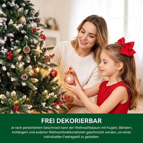 Mutter und Kind schmücken einen künstlichen Weihnachtsbaum mit Tannenzapfen und Kugeln in einem Wohnraum.