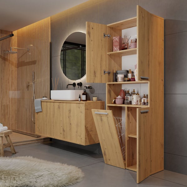 Modernes Badezimmer mit Waschtisch, Spiegel und offenem Badschrank zur Aufbewahrung