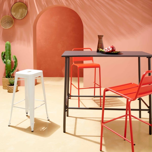 Barhocker aus Metall in Weiß mit Griffloch in der Sitzfläche.