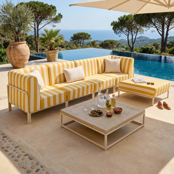 Moderne Gartenlounge mit modularem gestreiftem Sofa, Hocker und quadratischem Couchtisch mit Steinplatte auf einer Terrasse am Pool.