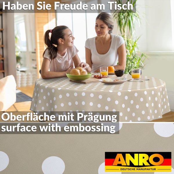 Runde Tischdecke mit Punktmuster auf Esstisch mit Mutter und Tochter beim Essen