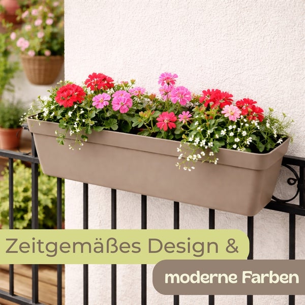 Blumenkasten mit roten und rosa Blüten auf einem Balkon