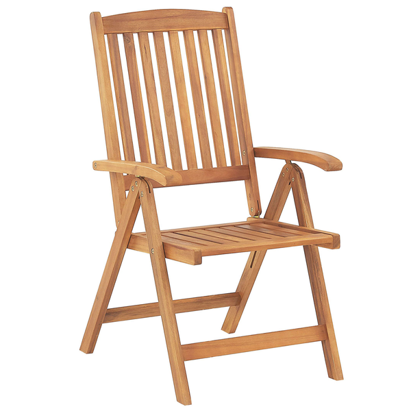 Klappbarer Gartenstuhl aus Holz mit Armlehnen und Lattenrücken.