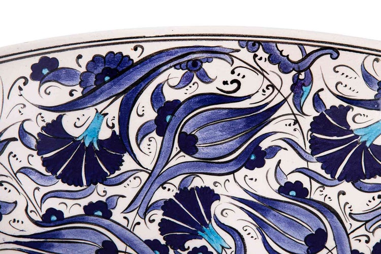 Detailansicht einer Keramikfliese mit floralem Muster