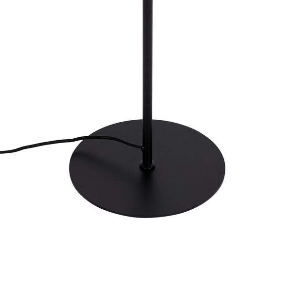 Detailaufnahme einer Stehleuchte mit rundem Fuß und Stromkabel