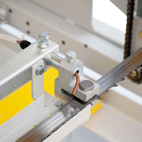 Detailaufnahme einer Metallsäge mit Befestigungselementen.