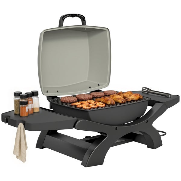 Tragbarer Elektrogrill mit offenem Deckel, Seitentischen, Grillgut auf dem Rost, Gewürzstreuern und einer Grillzange.
