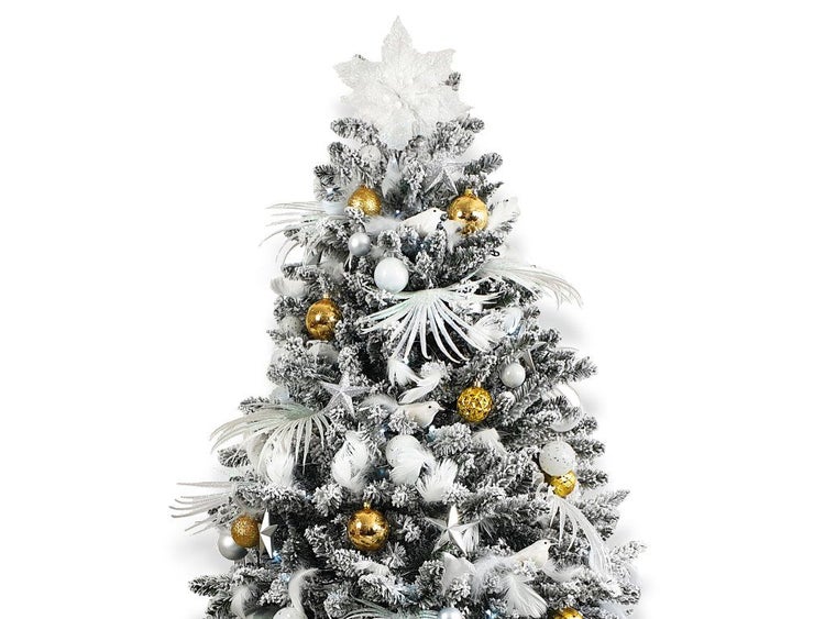 Künstlicher, verschneiter Weihnachtsbaum geschmückt mit Kugeln, Sternen und dekorativen Vögeln für eine festliche Dekoration.