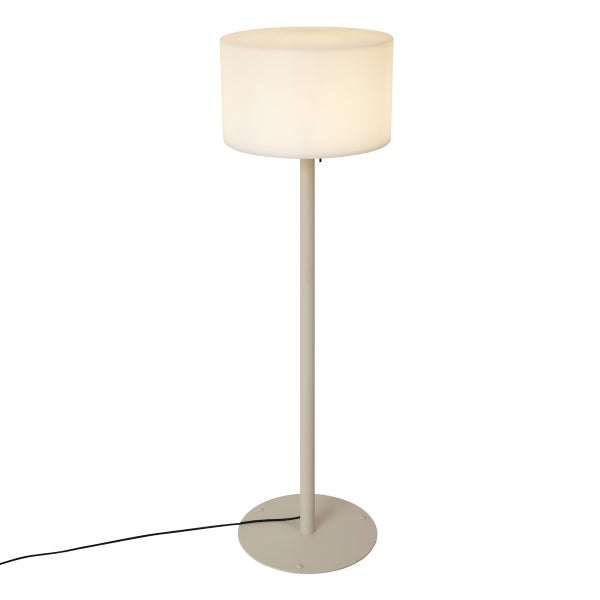 Moderne Stehleuchte mit cremefarbenem, zylindrischem Schirm und schlankem Metallfuß.