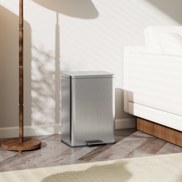 Quadratischer Treteimer aus Metall im Wohnzimmer.