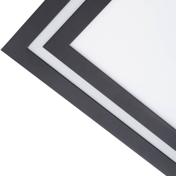 Nahaufnahme der Ecke eines LED-Panels mit Metallrahmen und Diffusor.