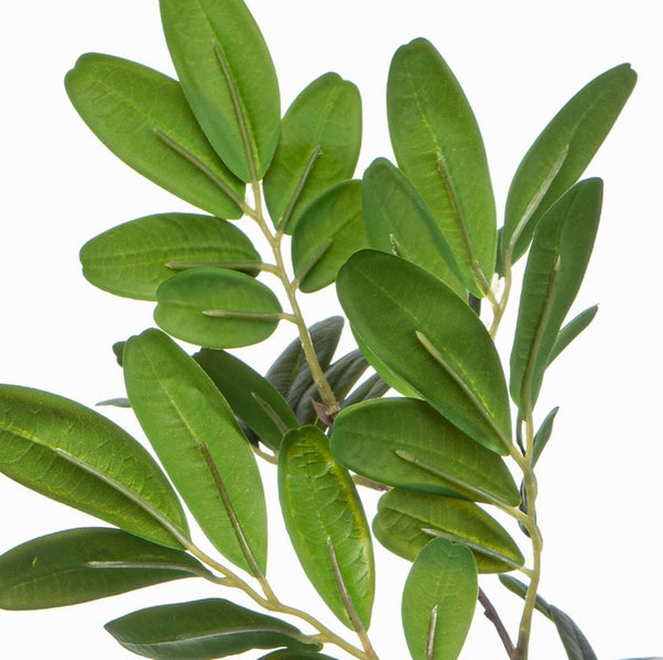 Künstlicher Olivenzweig mit grünen ovalen Blättern und sichtbaren Blattadern.
