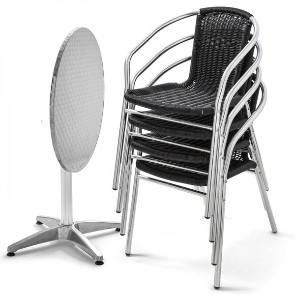Bistrotisch mit klappbarer runder Tischplatte und vier stapelbare Bistrostühle mit Geflecht und Aluminiumgestell.