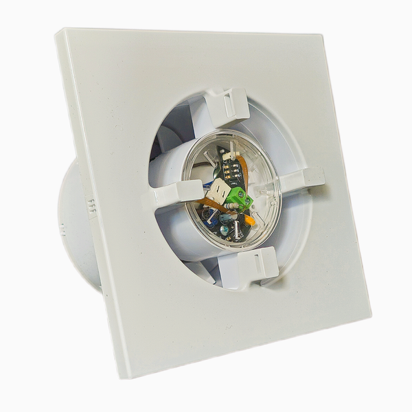 Quadratischer Badlüfter aus Kunststoff mit Sicht auf die interne Elektronik und Verkabelung.