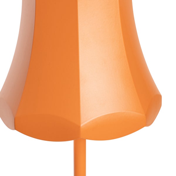 Oranger Lampenschirm mit Facettenstruktur und passendem Standrohr.