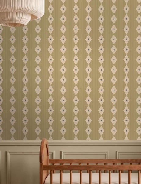 Tapete mit geometrischem Rautenmuster und kleinen Sternen in einem Kinderzimmer mit Holzgitterbett und Wandpaneelen.