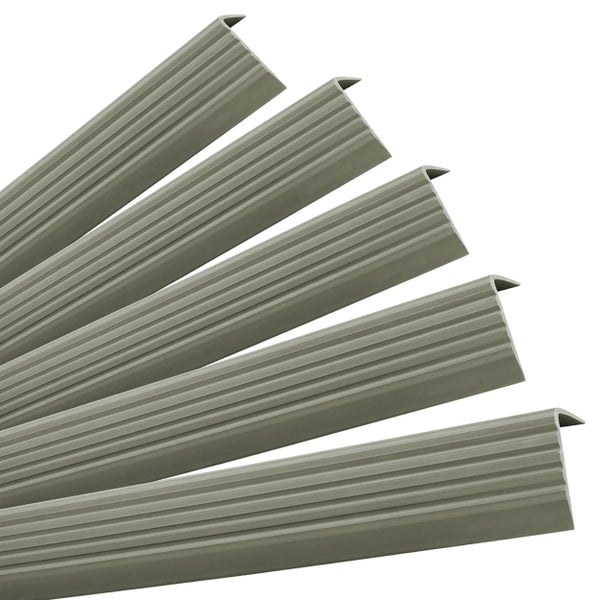 Mehrere Treppenkantenprofile aus Kunststoff mit Rillen