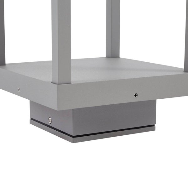 Detailansicht des Sockels einer grauen Außenleuchte aus Metall in quadratischer Form.