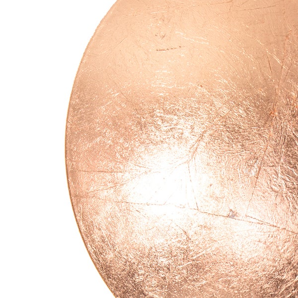 Detailansicht einer runden Dekoration mit metallischer Oberfläche