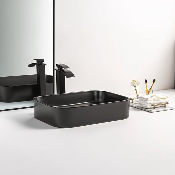 Modernes Badezimmer mit schwarzem Aufsatzwaschbecken, Armatur und Spiegel