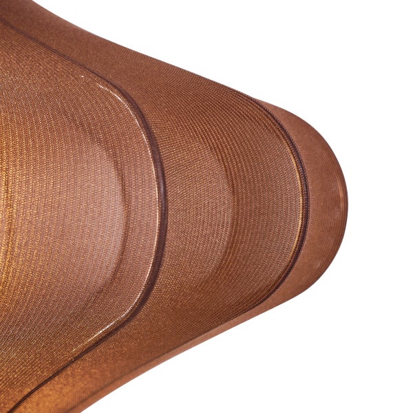 Nahaufnahme eines braunen Geflechts mit geschwungenen Kanten und feiner Struktur.