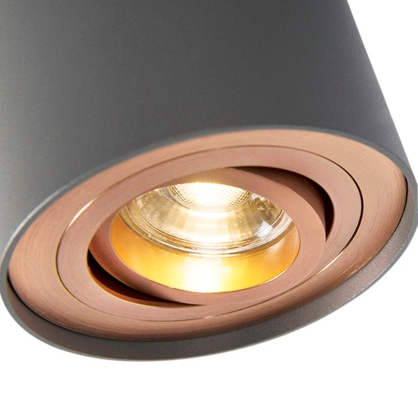 Nahaufnahme einer zylindrischen Deckenleuchte mit LED Leuchtmittel