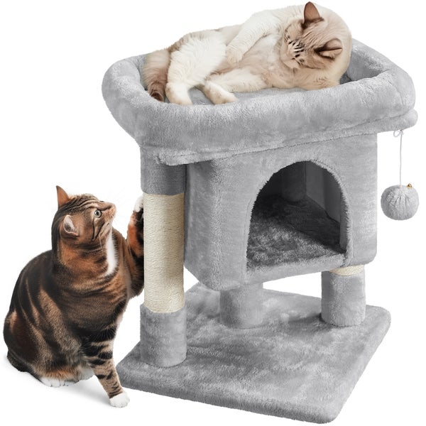 Grauer Katzenkratzbaum mit Liegefläche und zwei Katzen.
