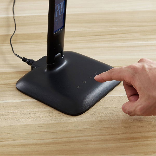 Schwarze LED-Schreibtischleuchte mit Touch-Bedienung am Standfuß und digitaler Anzeige für Uhrzeit und Datum auf dem Lampenarm.