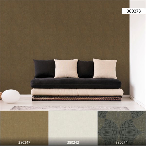 Wohnraumszene mit einer Wandtapete, die eine subtile Textur zeigt und eine gemütliche Atmosphäre erzeugt