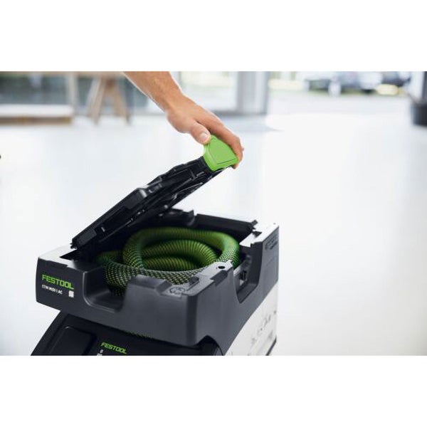 Hand oeffnet das Staufach eines Festool Absaugmobil Koffer fuer den Saugschlauch.
