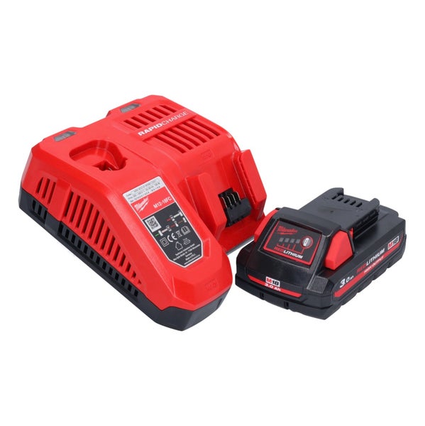 Milwaukee Akku-Schnellladegerät M12-18FC mit einem M18 Redlithium High Output 3,0 Amperestunden Akku.
