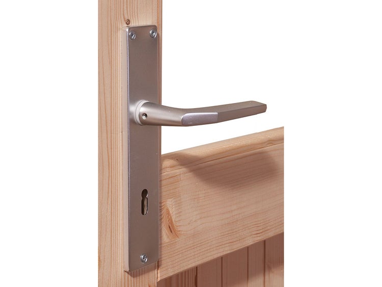 Türdrückergarnitur mit Langschild aus Metall an einer Holztür.