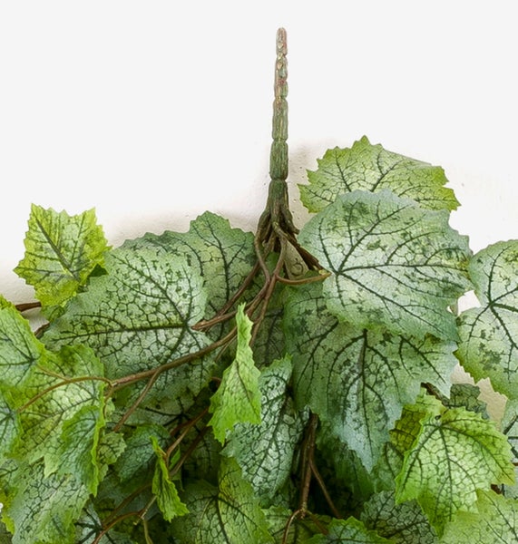 Künstliche Hängepflanze mit grünen Blättern und detaillierter Blattstruktur.