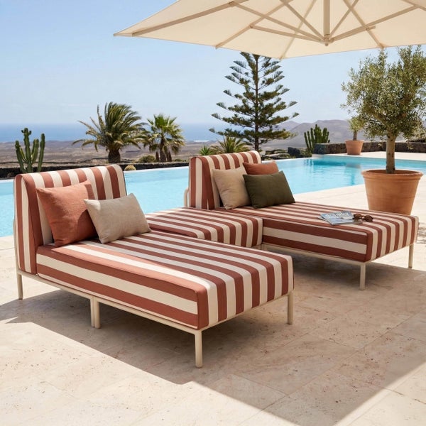 Dreiteiliges Gartenlounge-Set bestehend aus zwei Liegen mit Rückenlehne und einem Hocker, gestreifter Stoffbezug, Metallgestell.