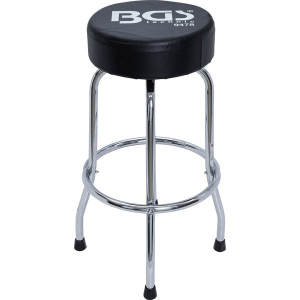 Gelber Kriechwacholder im Gartenbeet