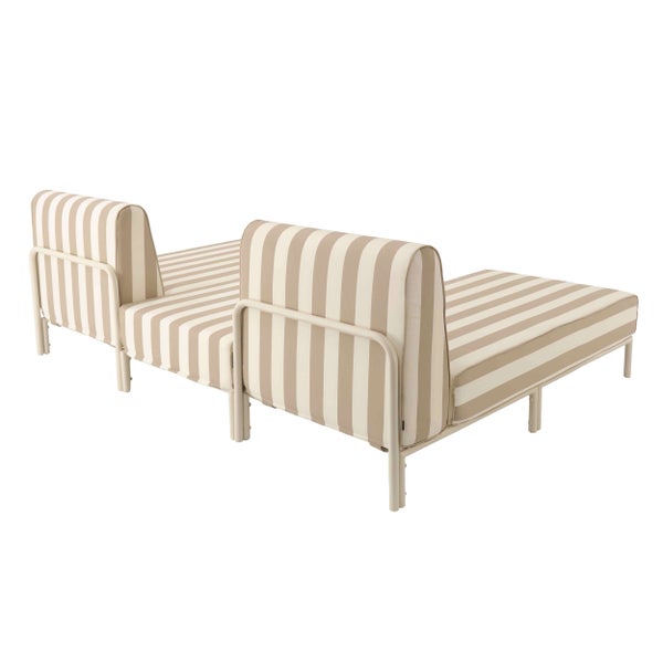 Gestreiftes Garten-Lounge-Sofa mit Metallgestell und dicken Polsterkissen.