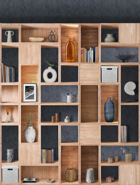 Vielseitiges Holzregal mit Dekorationsgegenständen und Büchern