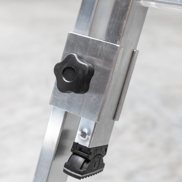 Detailansicht eines Leiterbeins aus Aluminium mit einem schwarzen sternförmigen Verstellknopf und einem schwarzen Standfuß.