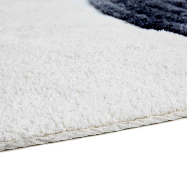 Detailaufnahme eines Teppichs mit hohem Flor