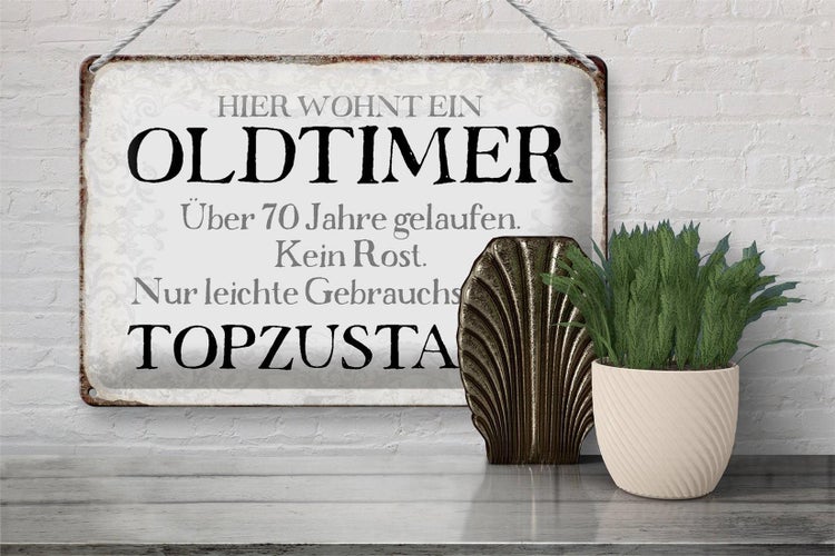 Blechschild Spruch 30x20cm hier wohnt Oldtimer über 70
