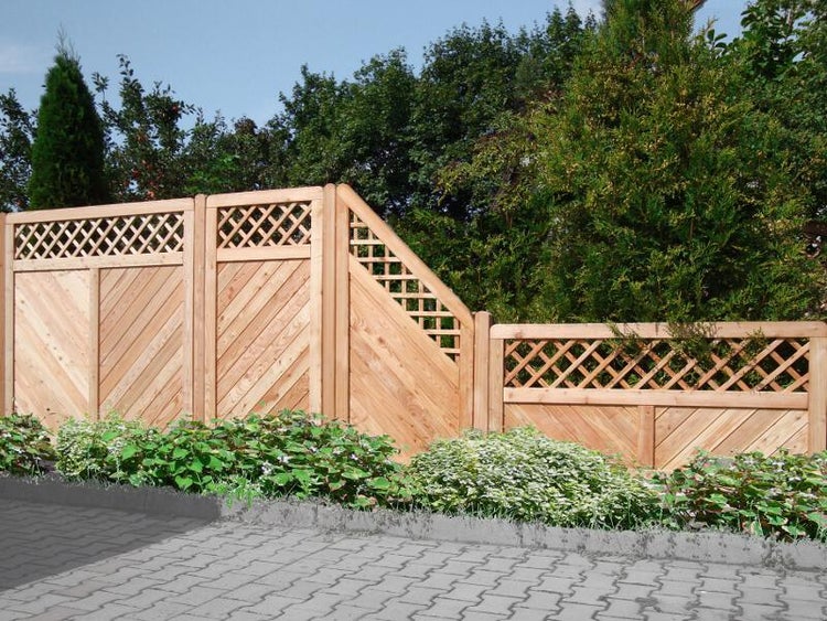 Holzzaun mit Rautenmuster und diagonalen Brettern