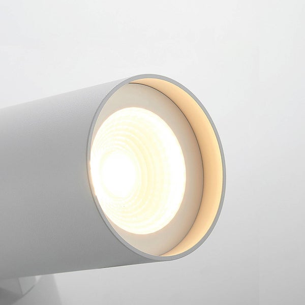 Zylindrischer LED-Strahler in Weiß mit eingeschaltetem warmweißem Leuchtmittel.