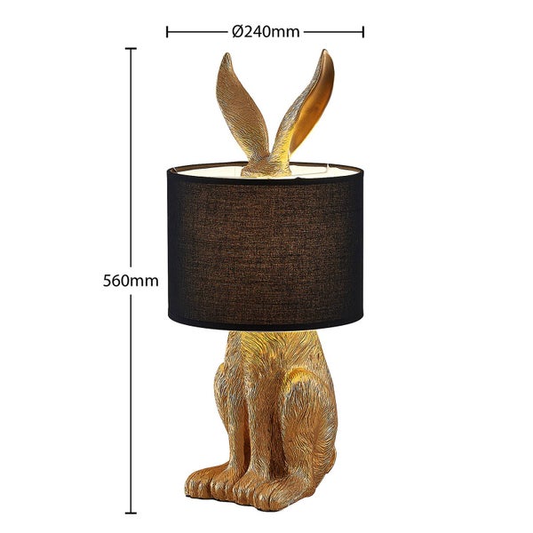Tischleuchte Hase in Gold mit schwarzem Stoffschirm, Höhe 560 Millimeter, Durchmesser 240 Millimeter.