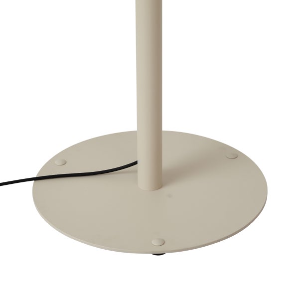 Runder Lampenfuß in Beige mit Standrohr und schwarzem Stromkabel.