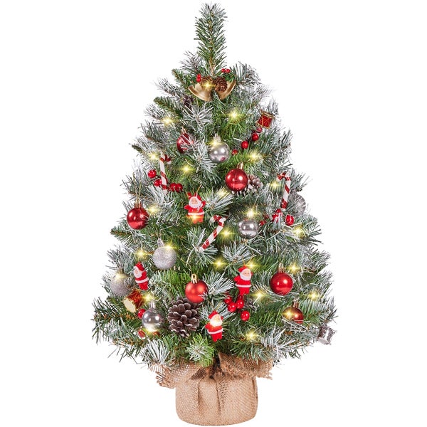 Geschmückter Weihnachtsbaum mit Christbaumkugeln, Figuren, Tannenzapfen und Lichterkette in Jute Sack